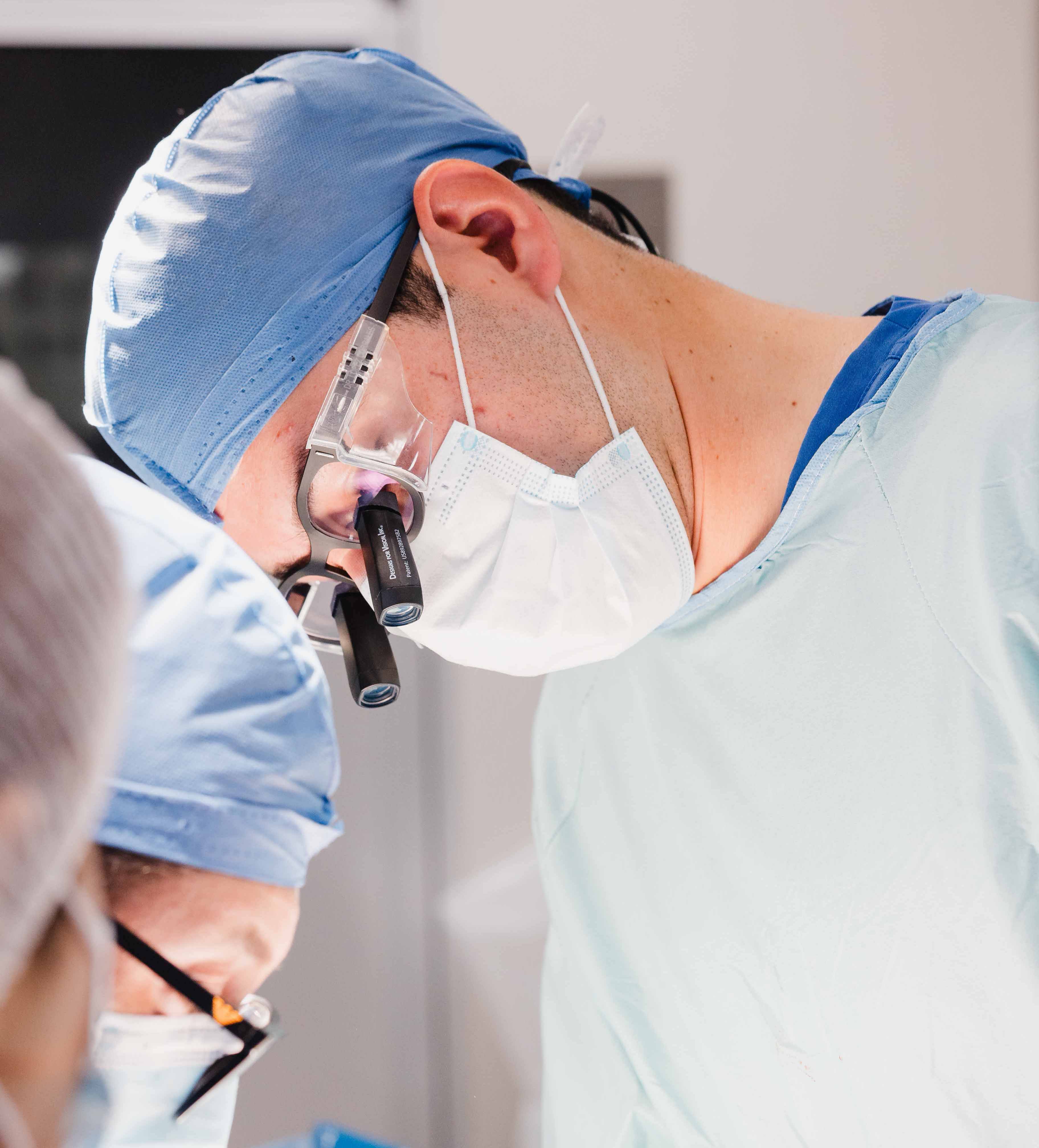 Dr. Manuel López Corrales en quirófano realizando cirugía endócrina